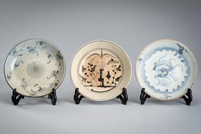 A GROUP OF THREE BLUE AND WHITE PORCELAIN ‘SHIPWRECK’ DISHES, MING TO QING