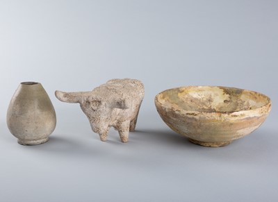 A GROUP OF THREE POTTERY ITEMS