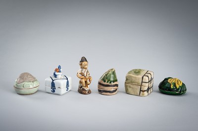 Lot 252 - A GROUP OF SIX CERAMIC OBJECTS