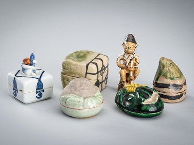 Lot 252 - A GROUP OF SIX CERAMIC OBJECTS