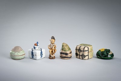 Lot 252 - A GROUP OF SIX CERAMIC OBJECTS