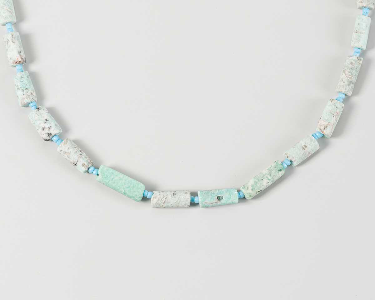 A PERSIAN GLASS NECKLACE, c. 10TH – 12TH CENTURY OR EARLIER