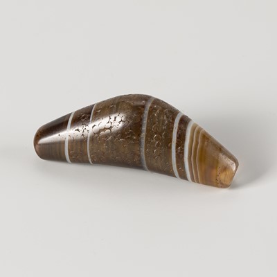 Lot 1472 - A LOPBURI BANDED AGATE BEAD, c. 13TH CENTURY