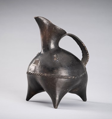 Lot 1168 - A DARK GRAY POTTERY TRIPOD EWER, NEOLITHIC PERIOD