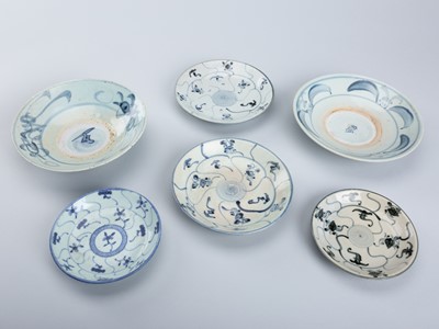 A GROUP OF SIX BLUE AND WHITE PORCELAIN DISHES, MING TO QING