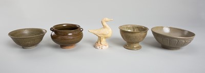 Lot 1228 - A GROUP OF FOUR CERAMIC BOWLS AND A GOOSE FIGURE, YUAN TO MING