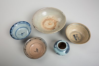 A GROUP OF FIVE BLUE AND WHITE PORCELAIN ITEMS, MING DYNASTY