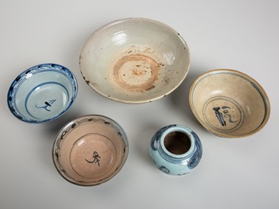 Lot 1101 - A GROUP OF FIVE BLUE AND WHITE PORCELAIN ITEMS, MING DYNASTY