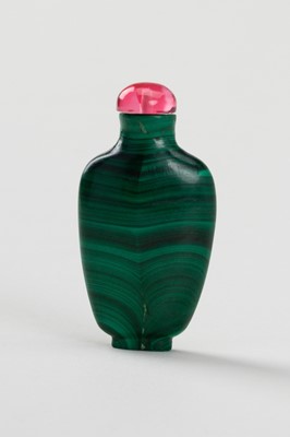 A MALACHITE SNUFF BOTTLE, c. 1920s