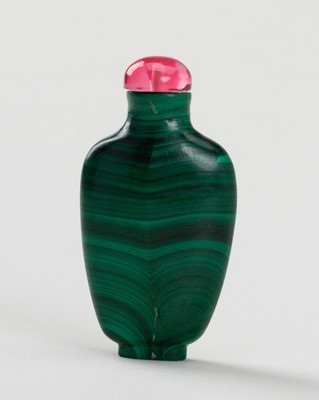 Lot 1786 - A MALACHITE SNUFF BOTTLE, c. 1920s