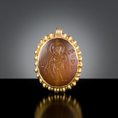 Lot 610 - AN INSCRIBED GOLD PENDANT WITH AN AGATE INTAGLIO OF BUDDHA, KUSHAN EMPIRE, REIGN OF KING KANISHKA I, 127-150 AD