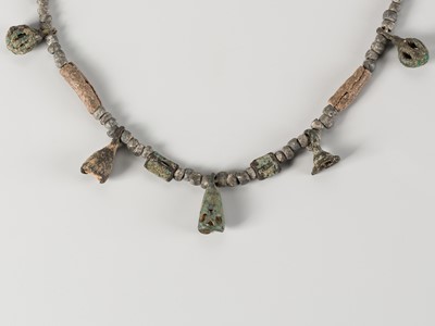 Lot 1441 - A KHMER STONE AND BRONZE NECKLACE, 8TH – 10TH CENTURY