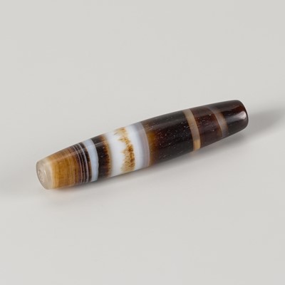 Lot 1556 - A PYU BANDED AGATE BEAD, c. 7TH – 9TH CENTURY