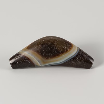 Lot 1071 - AN OLD ‘CHUNG DZI’ BANDED AGATE BEAD c. 500-1000 CE