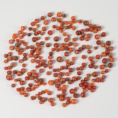 Lot 1443 - A LOT WITH 235 CARNELIAN AGATE BEADS, c. 10TH – 12TH CENTURY