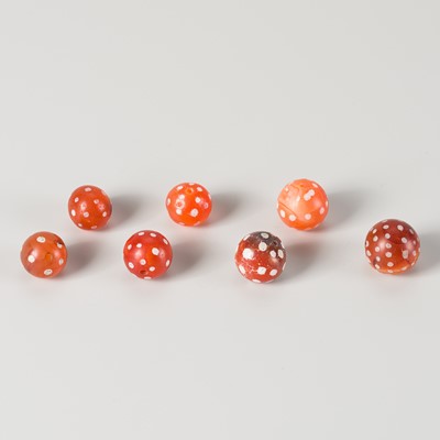 Lot 1550 - A LOT WITH SEVEN PYU CARNELIAN AGATE ROUND BEADS, 7-9th CENTURY