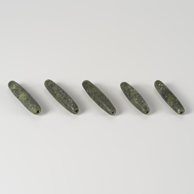 A LOT WITH FIVE CAMBODIAN SERPENTINE BEADS, c. 10TH – 12TH CENTURY