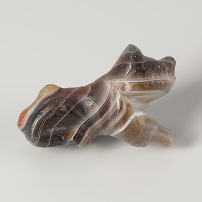 Lot 1538 - A PYU BANDED AGATE TALISMAN OF A RECUMBENT TIGER, 200-100 CE