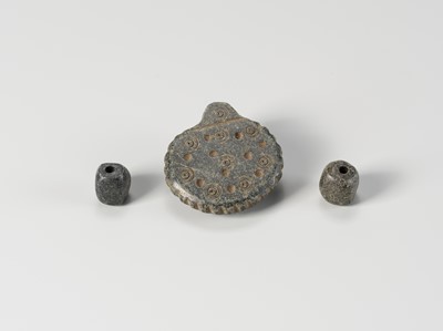 A LOT WITH THREE BACTRIAN HARDSTONE AMULETS, c. 2500 YEARS OLD