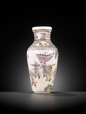 Lot 537 - AN ENAMELED GLASS ‘ROMANCE OF THE THREE KINGDOMS’ VASE, GUYUE XUAN MARK, QIANLONG MARK AND PERIOD, CIRCA 1770