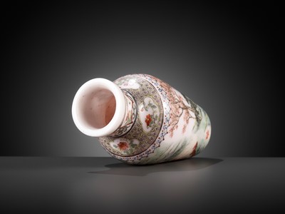 Lot 537 - AN ENAMELED GLASS ‘ROMANCE OF THE THREE KINGDOMS’ VASE, GUYUE XUAN MARK, QIANLONG MARK AND PERIOD, CIRCA 1770