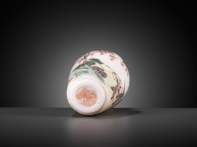 Lot 537 - AN ENAMELED GLASS ‘ROMANCE OF THE THREE KINGDOMS’ VASE, GUYUE XUAN MARK, QIANLONG MARK AND PERIOD, CIRCA 1770