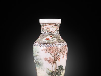 Lot 537 - AN ENAMELED GLASS ‘ROMANCE OF THE THREE KINGDOMS’ VASE, GUYUE XUAN MARK, QIANLONG MARK AND PERIOD, CIRCA 1770