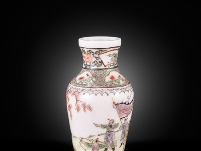 Lot 537 - AN ENAMELED GLASS ‘ROMANCE OF THE THREE KINGDOMS’ VASE, GUYUE XUAN MARK, QIANLONG MARK AND PERIOD, CIRCA 1770