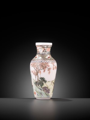 Lot 537 - AN ENAMELED GLASS ‘ROMANCE OF THE THREE KINGDOMS’ VASE, GUYUE XUAN MARK, QIANLONG MARK AND PERIOD, CIRCA 1770