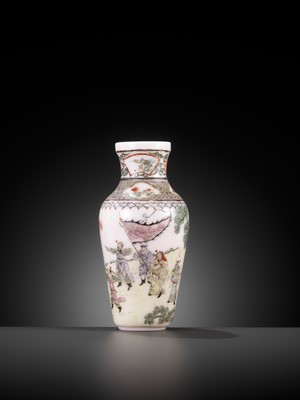 Lot 537 - AN ENAMELED GLASS ‘ROMANCE OF THE THREE KINGDOMS’ VASE, GUYUE XUAN MARK, QIANLONG MARK AND PERIOD, CIRCA 1770