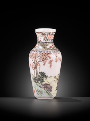 Lot 537 - AN ENAMELED GLASS ‘ROMANCE OF THE THREE KINGDOMS’ VASE, GUYUE XUAN MARK, QIANLONG MARK AND PERIOD, CIRCA 1770