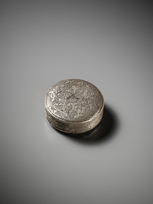 Lot 73 - A FINE SILVER CIRCULAR BOX AND COVER DEPICTING BIRDS AND FLOWERS, TANG DYNASTY