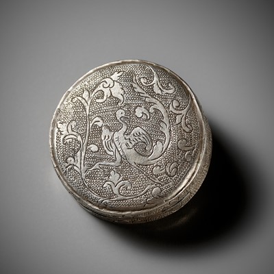 Lot 73 - A FINE SILVER CIRCULAR BOX AND COVER DEPICTING BIRDS AND FLOWERS, TANG DYNASTY