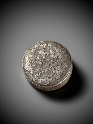 Lot 73 - A FINE SILVER CIRCULAR BOX AND COVER DEPICTING BIRDS AND FLOWERS, TANG DYNASTY