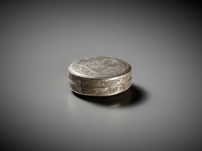 Lot 73 - A FINE SILVER CIRCULAR BOX AND COVER DEPICTING BIRDS AND FLOWERS, TANG DYNASTY