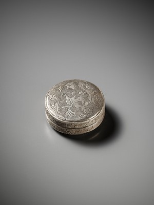 Lot 73 - A FINE SILVER CIRCULAR BOX AND COVER DEPICTING BIRDS AND FLOWERS, TANG DYNASTY