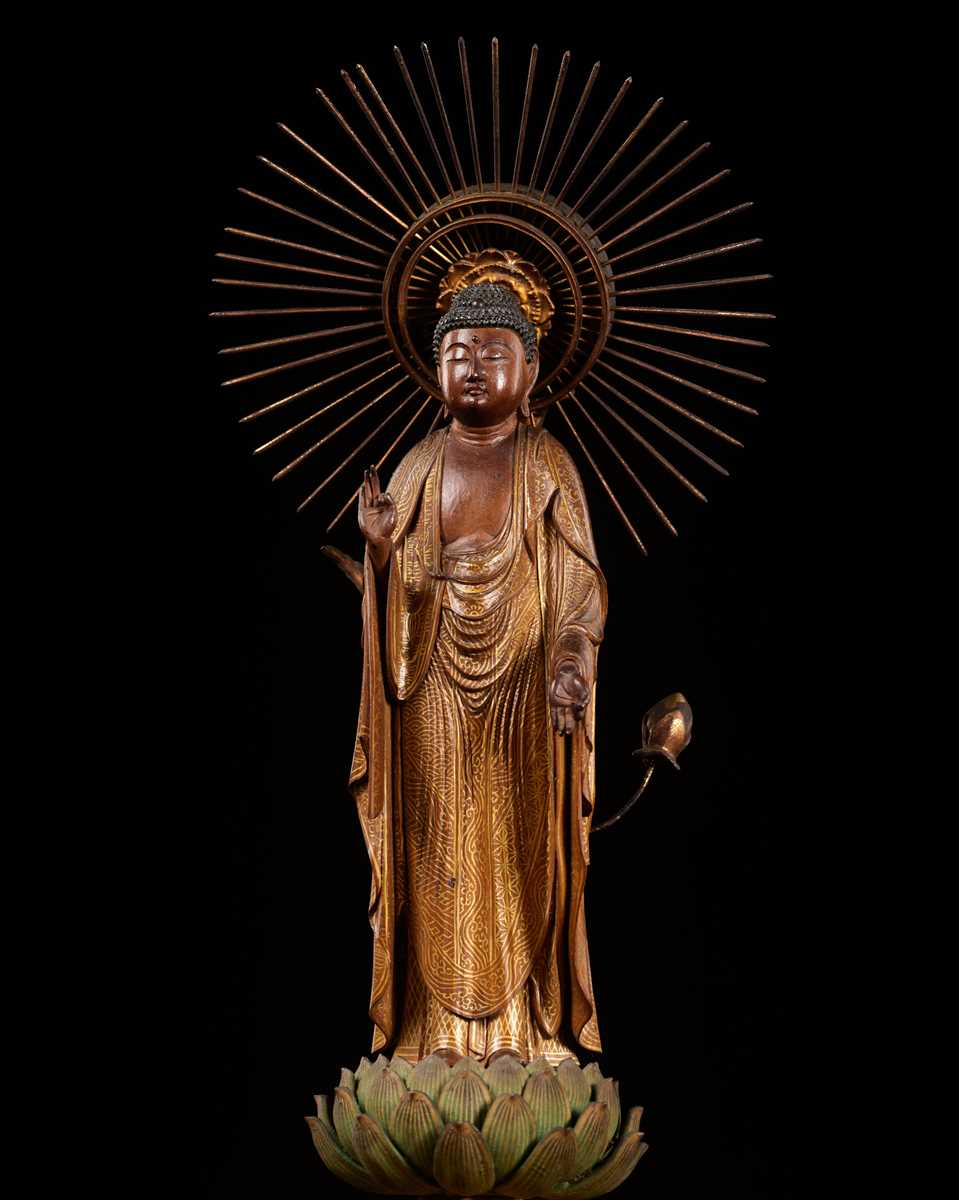 Lot 14 - A FINE GILT-LACQUERED WOOD FIGURE OF AMIDA NYORAI, EDO TO MEIJI PERIOD