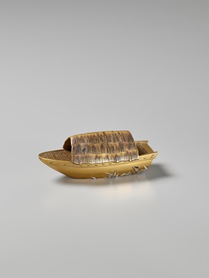 Lot 39 - A FINE GOLD LACQUER KOGO (INCENSE BOX) IN THE FORM OF A BOAT WITH FIREFLIES