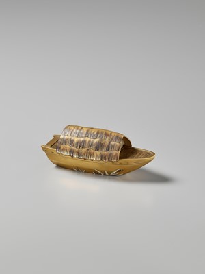 Lot 39 - A FINE GOLD LACQUER KOGO (INCENSE BOX) IN THE FORM OF A BOAT WITH FIREFLIES