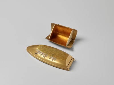 Lot 39 - A FINE GOLD LACQUER KOGO (INCENSE BOX) IN THE FORM OF A BOAT WITH FIREFLIES