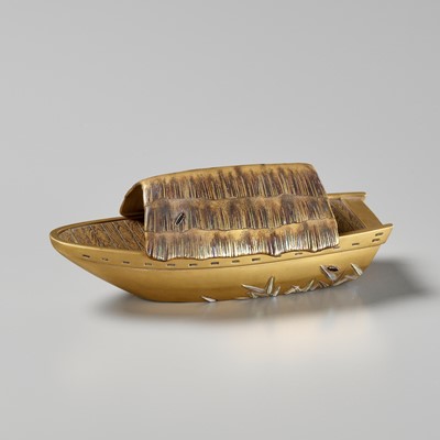 Lot 39 - A FINE GOLD LACQUER KOGO (INCENSE BOX) IN THE FORM OF A BOAT WITH FIREFLIES