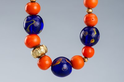 A NECKLACE WITH GLASS AND GILT-METAL BEADS, 19th CENTURY