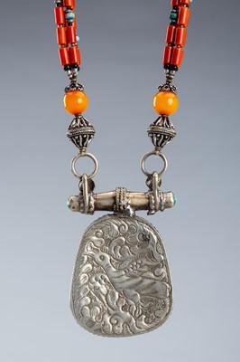 Lot 1064 - A TIBETAN NECKLACE WITH A SILVER PENDANT, c. 1920s