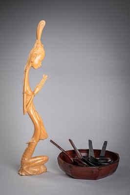 Lot 2112 - A WOOD FEMALE FIGURE AND A SET OF FIVE LACQUER COOKING WARES