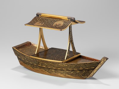 Lot 41 - A FINE GOLD LACQUER BOX AND COVER IN THE FORM OF A BOAT