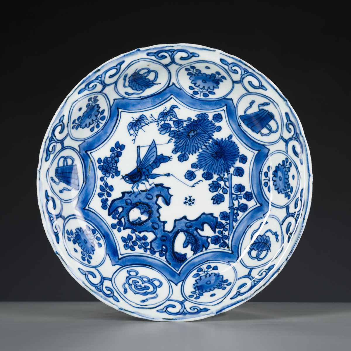 Lot 521 - A BLUE AND WHITE ‘KRAAK’ BARBED-RIM DISH,