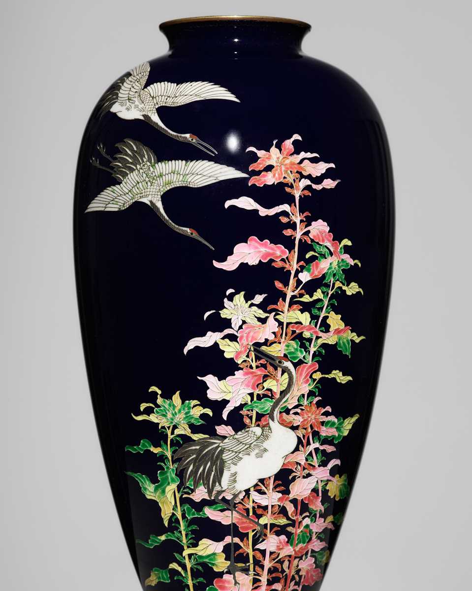 Lot 118 - A MIDNIGHT-BLUE CLOISONNÉ ENAMEL VASE DEPICTING CRANES