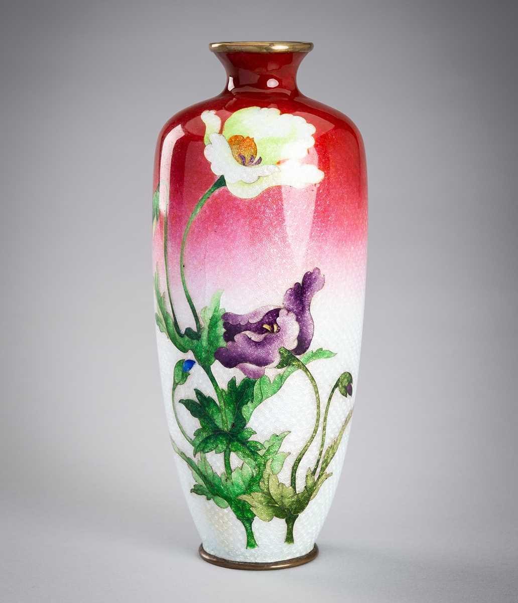 Lot 217 - A RED AND WHITE GINBARI VASE WITH POPPY FLOWERS
