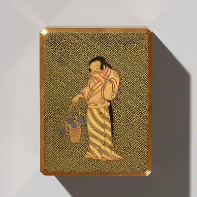 Lot 40 - A HUMOROUS LACQUER BOX AND COVER DEPICTING A LADY HOLDING A HANAKAGO (FLOWER BASKET)