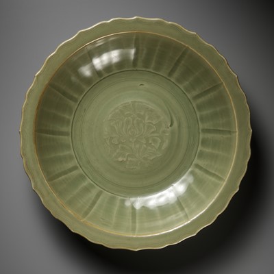 Lot 515 - A LARGE LONGQUAN CELADON BARBED-RIM CHARGER, MING DYNASTY